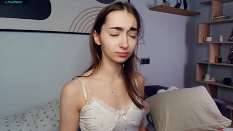 Snapshot of polly_bee chatting on October 4, 2025, 6:44 am Polly online show from October 4, 2025, 6:44 am