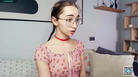 Snapshot of polly_bee chatting on October 7, 2025, 7:49 am Polly online show from October 7, 2025, 7:49 am