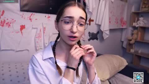 Snapshot of polly_bee chatting on November 1, 2025, 6:15 am Polly online show from November 1, 2025, 6:15 am