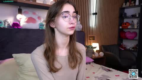 Snapshot of polly_bee chatting on November 18, 2025, 7:24 am Polly online show from November 18, 2025, 7:24 am