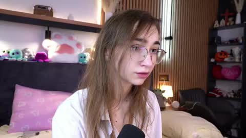 Snapshot of polly_bee chatting on November 20, 2025, 7:08 am Polly online show from November 20, 2025, 7:08 am