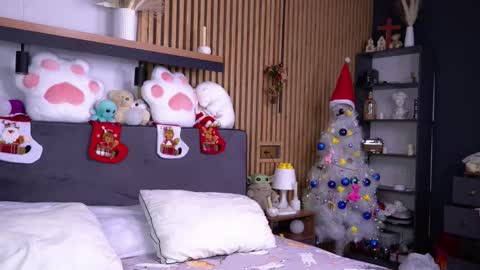 Snapshot of polly_bee chatting on November 27, 2025, 8:05 am Polly online show from November 27, 2025, 8:05 am