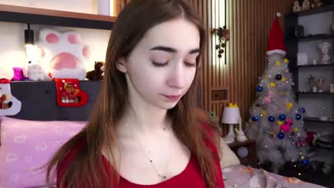 Snapshot of polly_bee chatting on December 16, 2025, 7:24 am Polly online show from December 16, 2025, 7:24 am