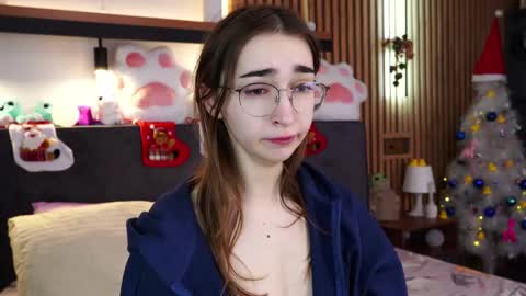 Snapshot of polly_bee chatting on December 21, 2025, 8:10 am Polly online show from December 21, 2025, 8:10 am