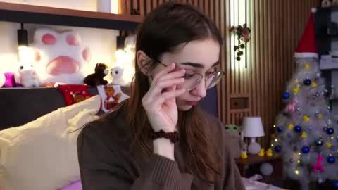 Snapshot of polly_bee chatting on December 23, 2025, 7:17 am Polly online show from December 23, 2025, 7:17 am