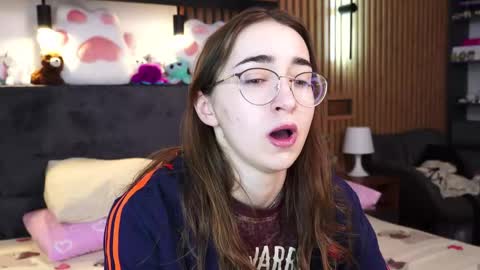 Snapshot of polly_bee chatting on February 9, 2026, 7:45 am Polly online show from February 9, 2026, 7:45 am