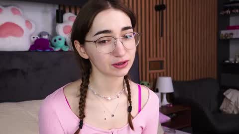 Snapshot of polly_bee chatting on February 10, 2026, 7:45 am Polly online show from February 10, 2026, 7:45 am