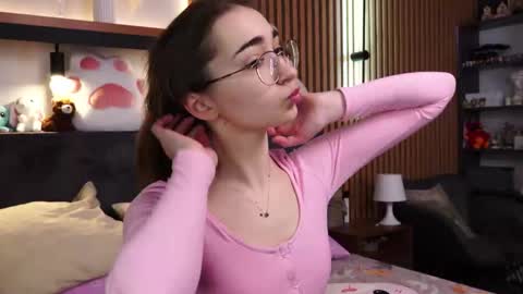 Snapshot of polly_bee chatting on February 18, 2026, 7:48 am Polly online show from February 18, 2026, 7:48 am