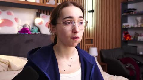 Snapshot of polly_bee chatting on February 22, 2026, 7:40 am Polly online show from February 22, 2026, 7:40 am