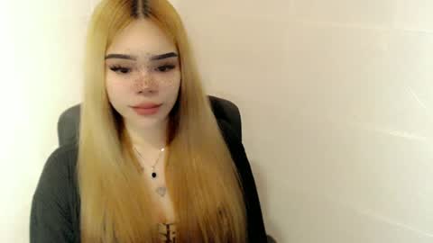 MAXXINE online show from June 19, 2026, 4:06 am