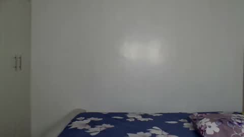 pretty luv1 online show from December 13, 2025, 9:42 pm