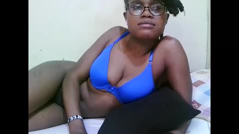 pretty_mellan online show from February 2, 2025, 10:39 pm