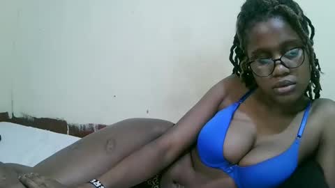 pretty_mellan online show from February 24, 2025, 2:40 am