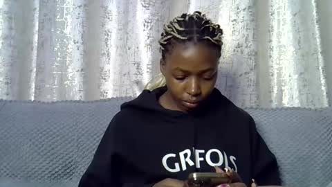 pretty_petite24 online show from September 12, 2025, 5:57 pm