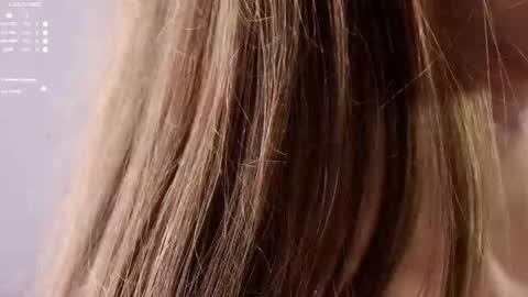 Elina online show from November 5, 2025, 9:42 am