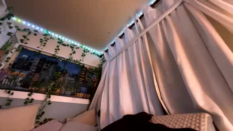 prettyblackgal online show from December 19, 2025, 7:15 am