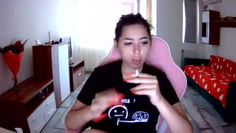 prettyjulliette online show from September 25, 2025, 12:31 pm