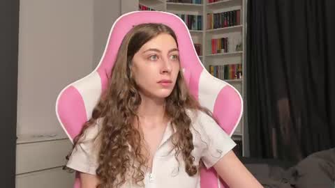 Snapshot of prettysomething chatting on July 18, 2026, 6:39 am Sophie next stream will be at Monday i will wait you guys online show from July 18, 2026, 6:39 am