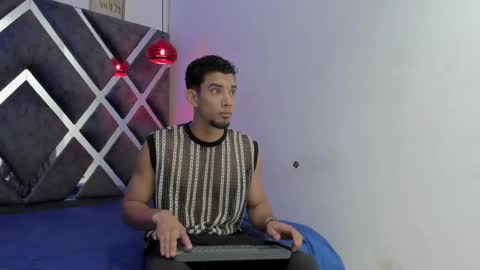 prince_arthur77 online show from January 26, 2025, 12:33 pm