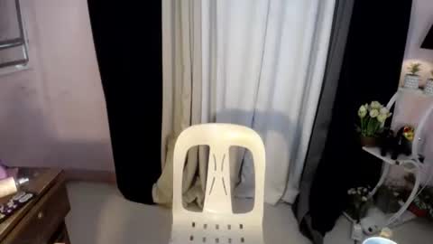 Snapshot of princess_luxe chatting on February 4, 2026, 3:01 am Cutie Princess online show from February 4, 2026, 3:01 am