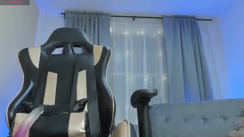    INDEPENDENT MODEL online show from February 4, 2025, 9:28 am