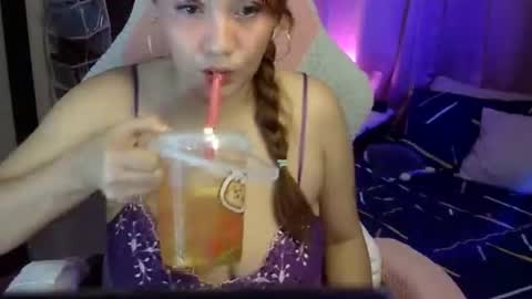 QueenHennessy online show from April 18, 2026, 11:47 am