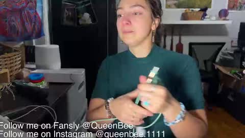 QueenBee online show from November 8, 2025, 3:29 am