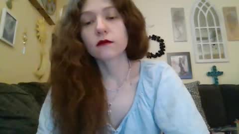queencrimsonlvx online show from April 16, 2026, 9:15 pm