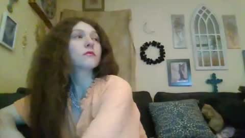queencrimsonlvx online show from April 22, 2026, 12:18 pm