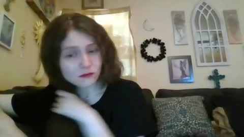 queencrimsonlvx online show from April 25, 2026, 10:07 am
