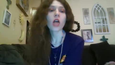 queencrimsonlvx online show from May 8, 2026, 11:15 am