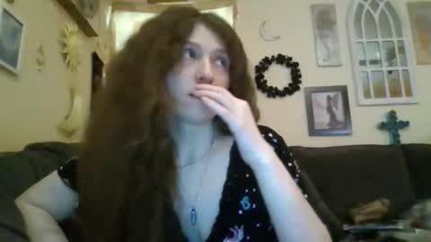 queencrimsonlvx online show from May 20, 2026, 8:31 am