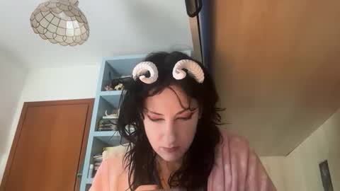 queenselket online show from April 10, 2026, 11:04 am