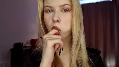 Snapshot of quennabrucker chatting on March 15, 2026, 6:19 am Tate online show from March 15, 2026, 6:19 am