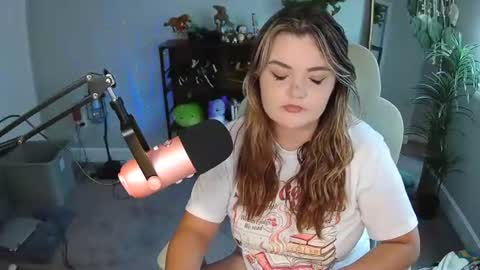 Snapshot of quervoqueen1 chatting on June 18, 2026, 6:01 pm Bri online show from June 18, 2026, 6:01 pm