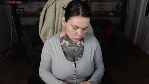 qwertyannie_lbo online show from April 26, 2026, 12:03 pm