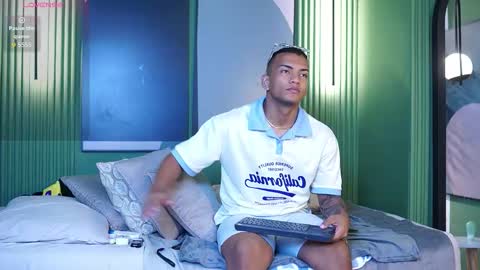 rafa_cruz online show from November 18, 2025, 12:42 pm