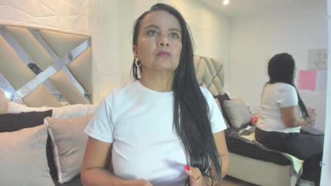 Raquel Moore  online show from January 15, 2026, 4:55 pm