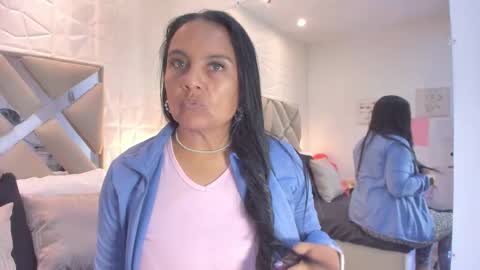 Raquel Moore  online show from March 15, 2026, 1:06 pm