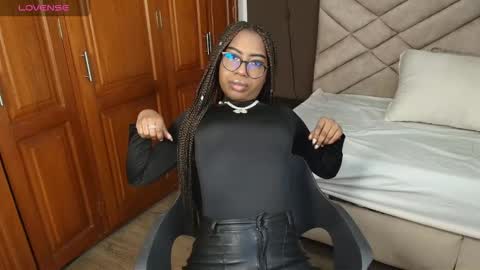 Snapshot of raqueljones_ chatting on October 7, 2025, 12:02 pm Raquel online show from October 7, 2025, 12:02 pm