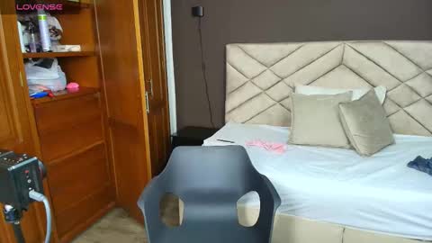 Snapshot of raqueljones_ chatting on October 14, 2025, 11:44 am Raquel online show from October 14, 2025, 11:44 am