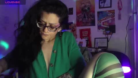 Snapshot of ravenandsin chatting on December 30, 2024, 12:00 am Raven online show from December 30, 2024, 12:00 am