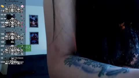 ravenelle_ online show from May 23, 2026, 10:47 pm