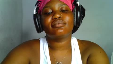 Snapshot of raw_queen chatting on October 22, 2025, 12:05 pm Annie online show from October 22, 2025, 12:05 pm