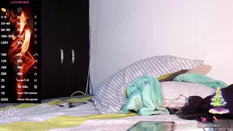 Snapshot of raydevil_ chatting on January 4, 2025, 9:41 pm Rayn online show from January 4, 2025, 9:41 pm