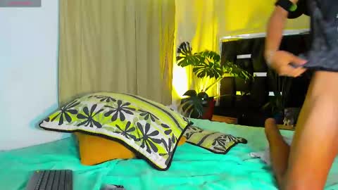 Snapshot of raydevil_ chatting on February 21, 2025, 8:05 pm Rayn online show from February 21, 2025, 8:05 pm