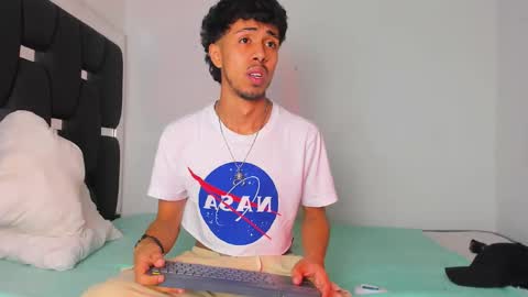 Snapshot of raydevil_ chatting on October 21, 2025, 8:48 am Rayn online show from October 21, 2025, 8:48 am