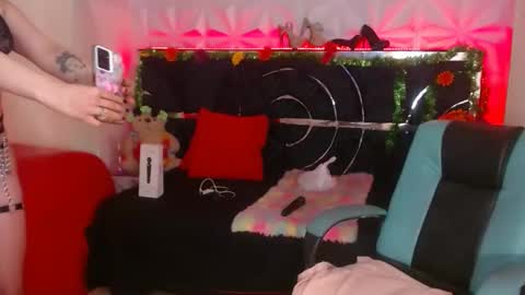 Luna online show from February 2, 2025, 3:43 am