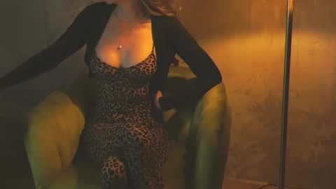 Snapshot of redsparrow__ chatting on September 14, 2025, 7:02 pm Red online show from September 14, 2025, 7:02 pm