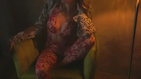 Snapshot of redsparrow__ chatting on October 18, 2025, 9:04 pm Red online show from October 18, 2025, 9:04 pm